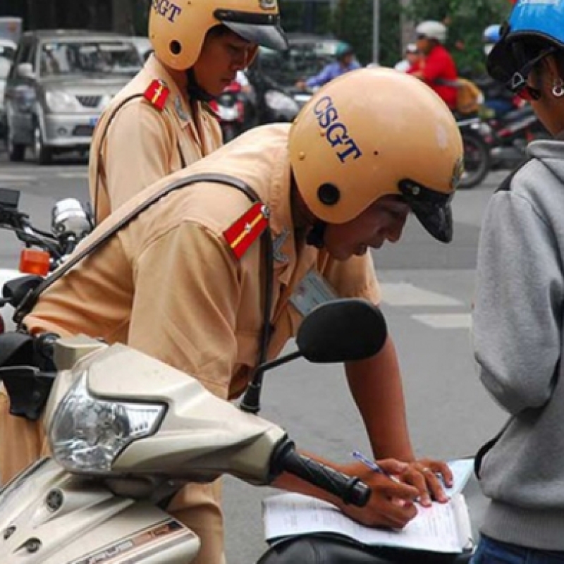 BỊ CẢNH SÁT GIAO THÔNG PHẠT BAO NHIÊU NẾU KHÔNG MANG THEO GIẤY TỜ XE MÁY?